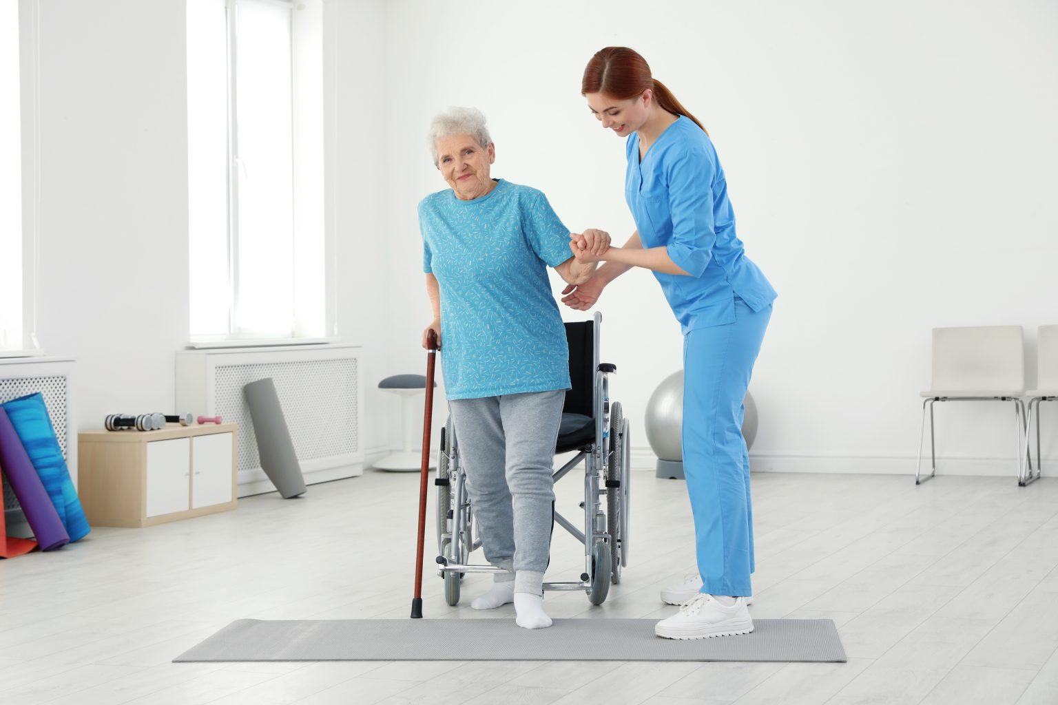 Để tập đứng và giữ thăng bằng, người nhà cần hướng dẫn cho bệnh nhân Để tập đứng và giữ thăng bằng, người nhà cần hướng dẫn cho bệnh nhân